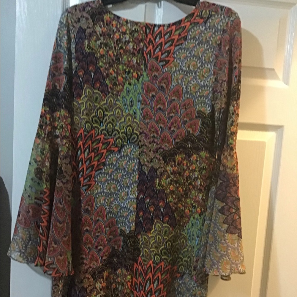 MSK Multicolor Bell-Sleeve Patterned Dress in Coral, Olive & Navy - Picture 4 of 5